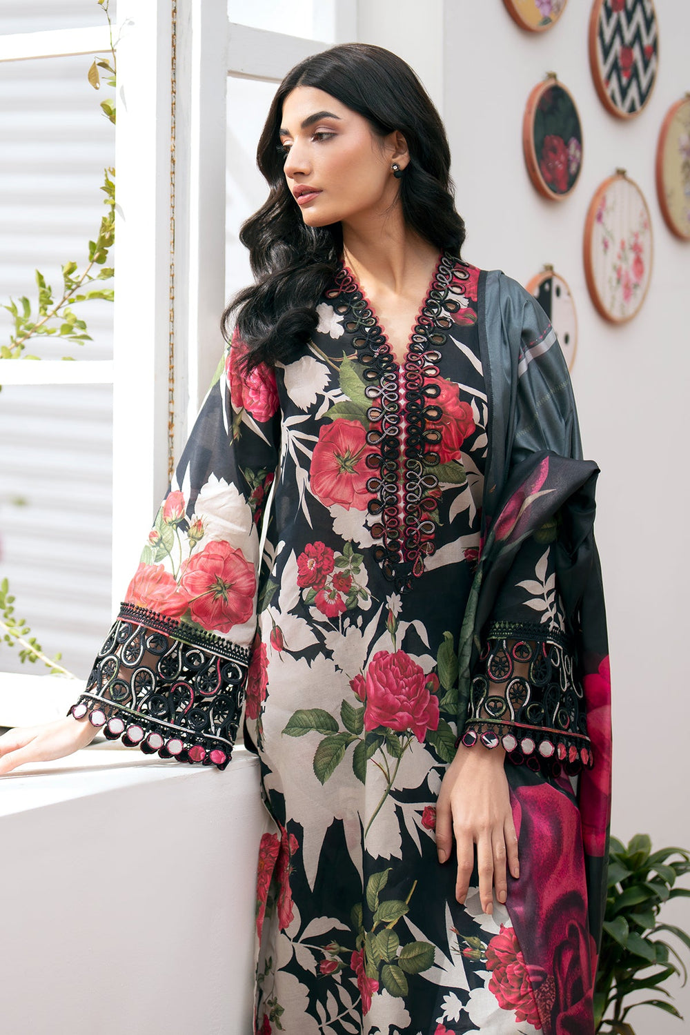 Unstitched 3 Piece Digital Printed Khaddar Suit With Printed Khaddar Dupatta